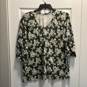 Green 3/4 Sleeve Boxy Blouse with Floral Pattern
